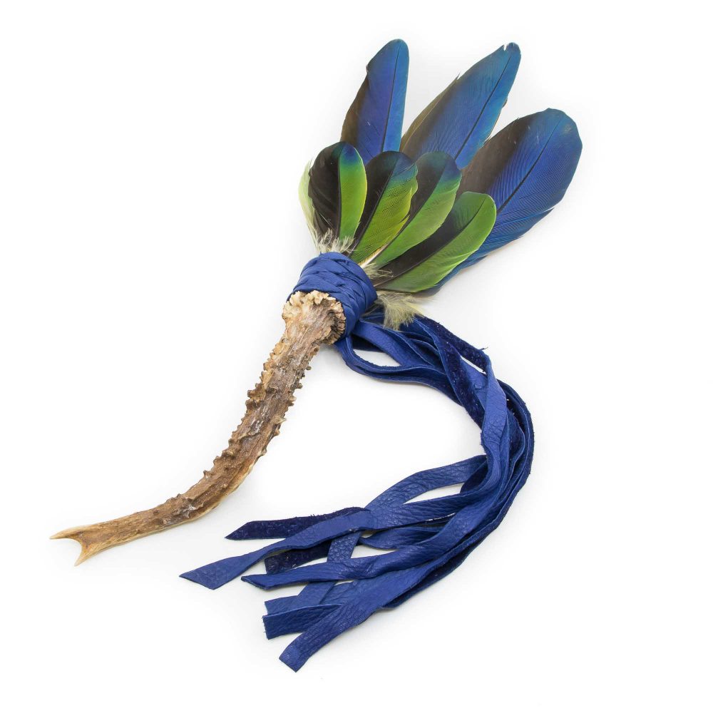 Räucherfächer mit Horn, blaue Arafedern und Amazone Federn