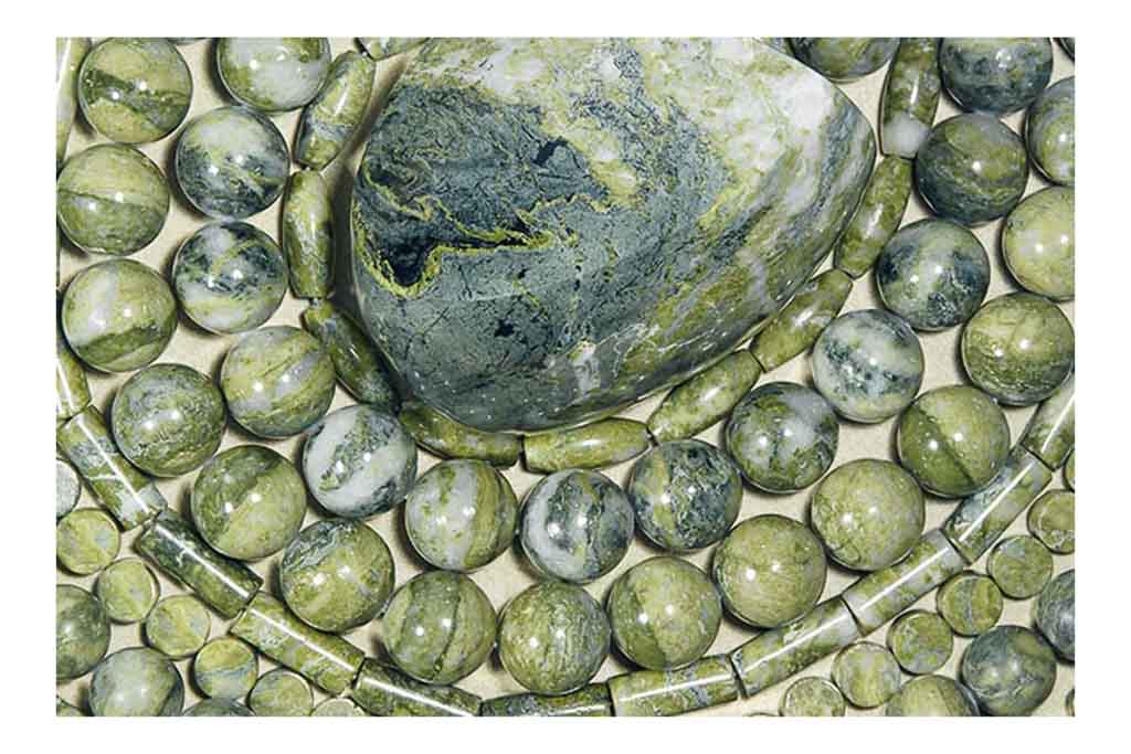 Prasinit Epidot geschliffener Stein mit Ketten