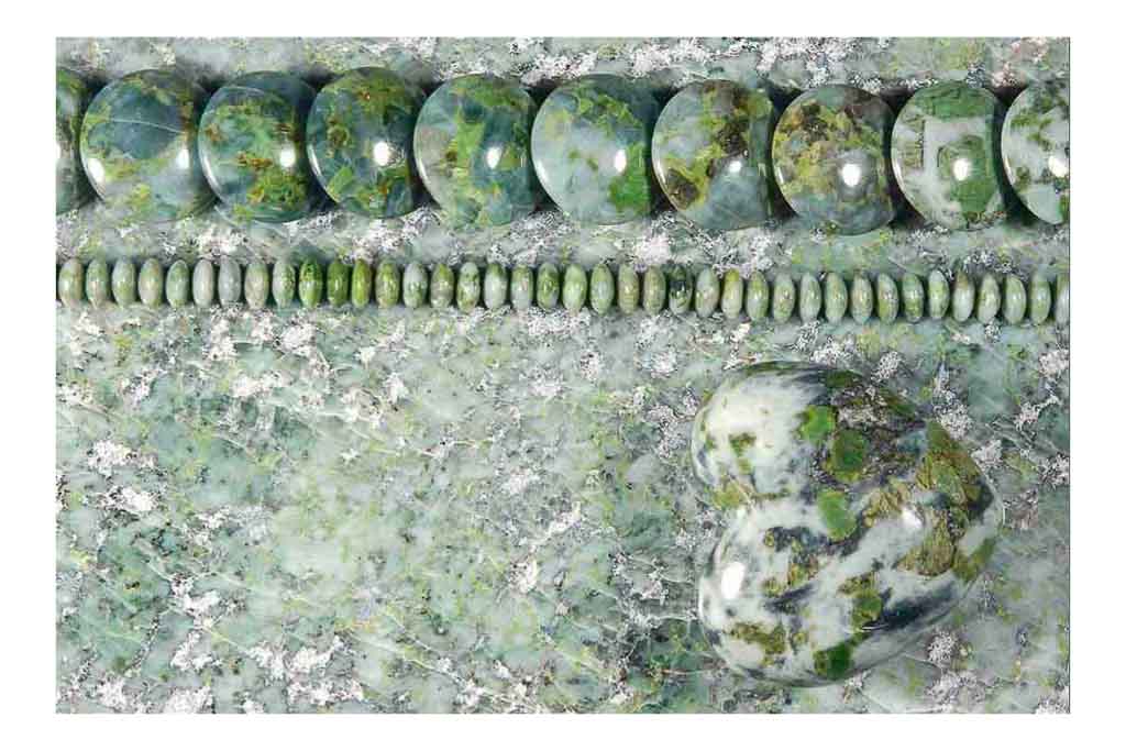 Allalin Gabbro Smaragdit Steinherz mit Ketten auf Steinplatte