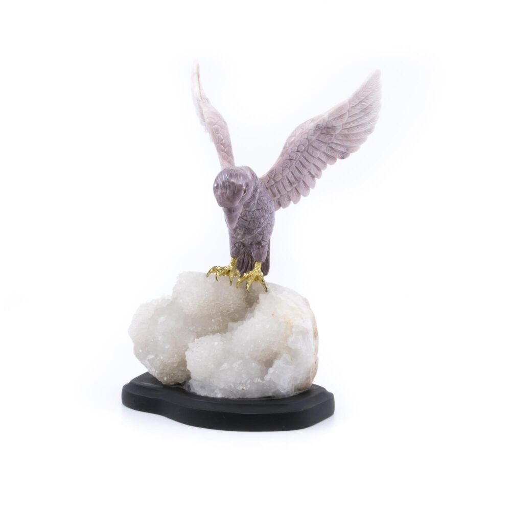 Tierfigur, Adler auf Quarz aus Splügener Kalkstein, Schweizer Steine