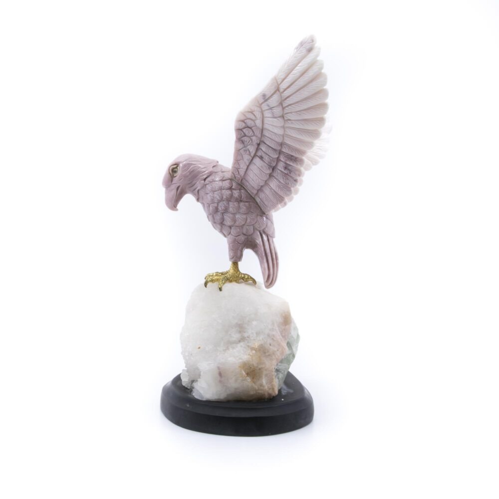 Tierfigur, Adler auf Quarz aus Splügener Kalkstein, Schweizer Steine