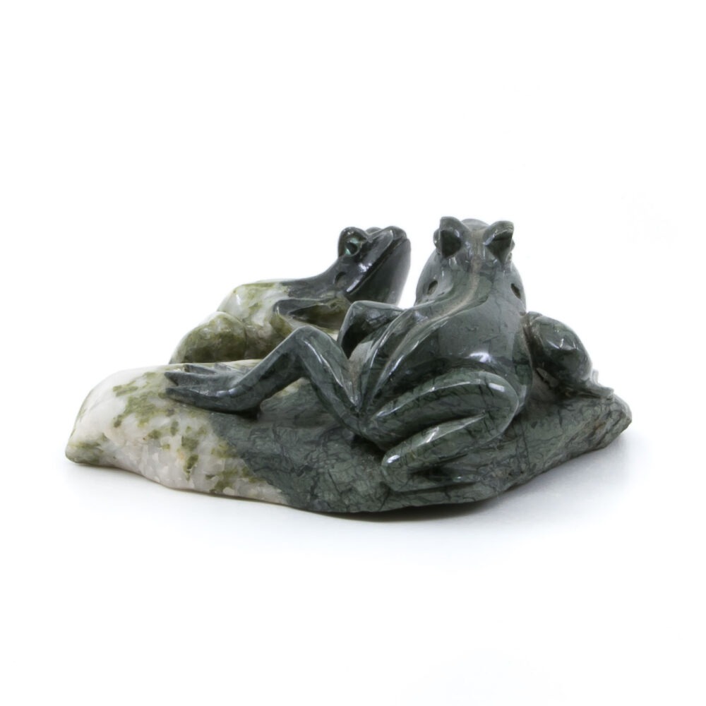 Tierfigur, Froschgruppe Prasinit Epidot mit Quarz, Schweizer Stein