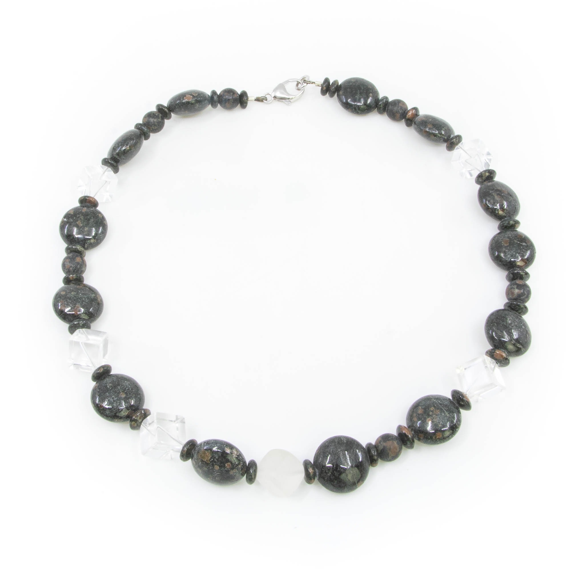 Kette Granat in Amphibolit mit Kristallen – Bild 2