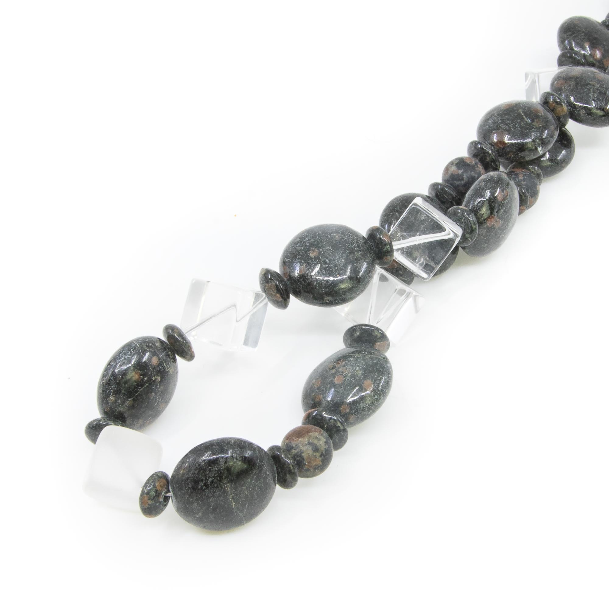 Kette Granat in Amphibolit mit Kristallen