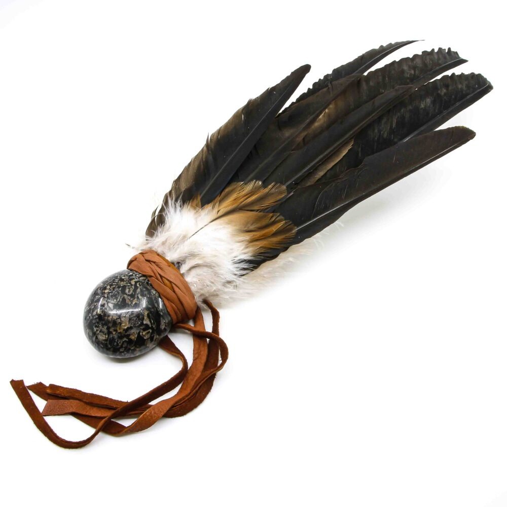 Räucherfächer mit schwarzem Turmalin in Feldspat und Storchenfedern