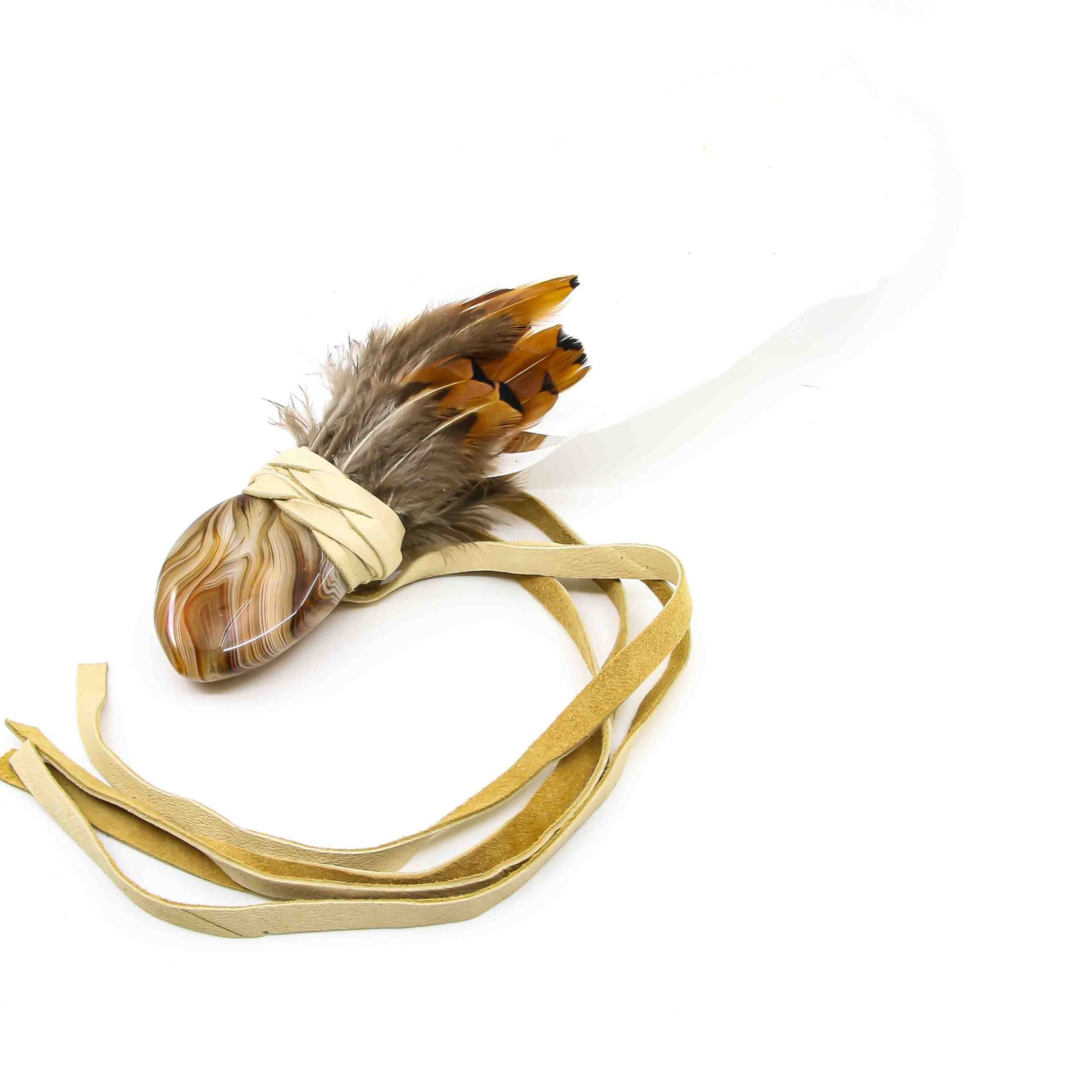 Räucherfächer mit Karneol und Schwanen- und Fasanenfedern