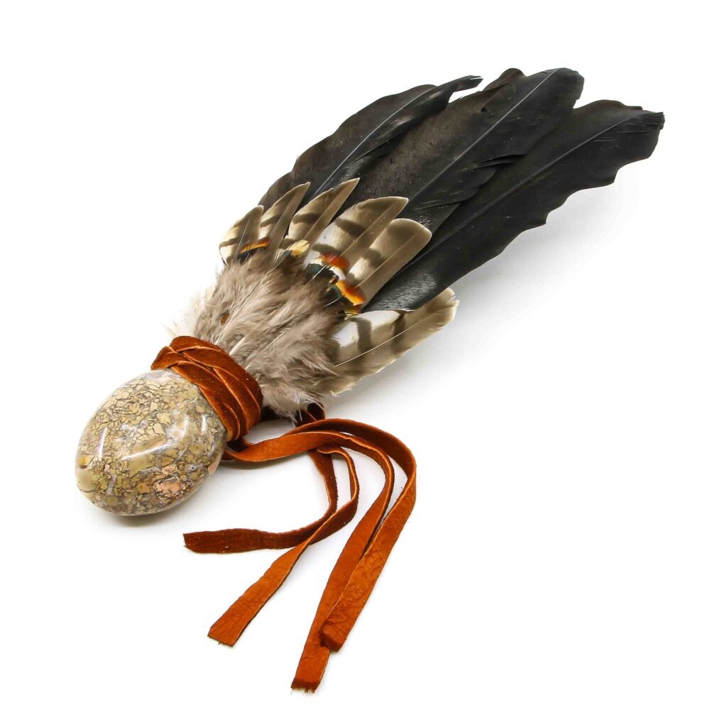Räucherfächer mit Jaspisbrekzie und Storchenfedern